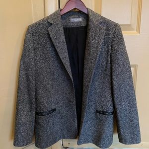 2 buttons. Size 6 petite